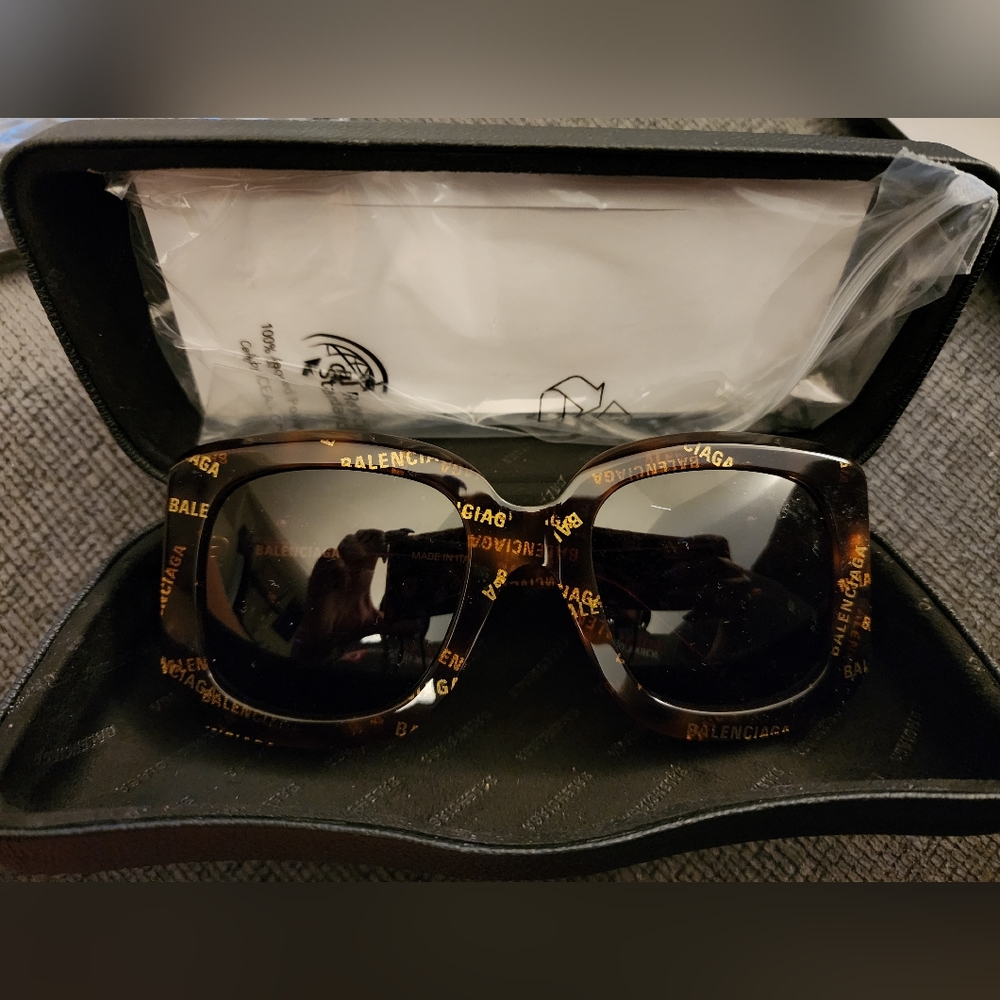 Balenciaga Oversized Sunglasses - Picture 7 of 7